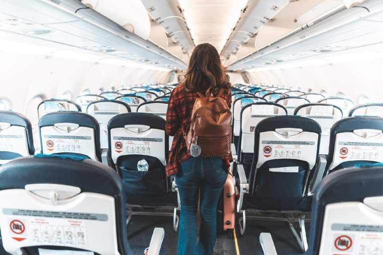 Les informations à connaître pour voyager seul en avion