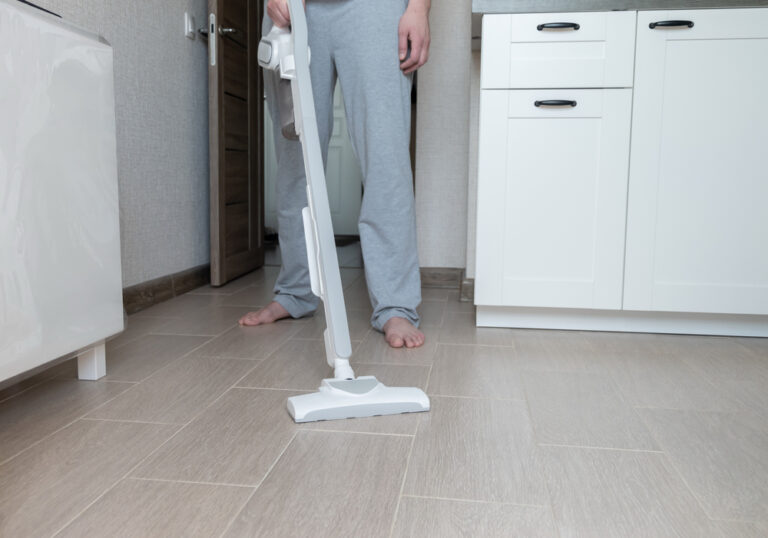 Quel aspirateur à balai choisir pour votre carrelage ?