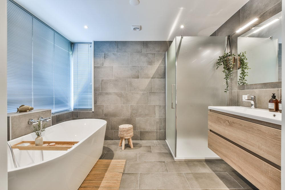 Quelles sont les normes pour l’installation de spots dans la salle de bains?