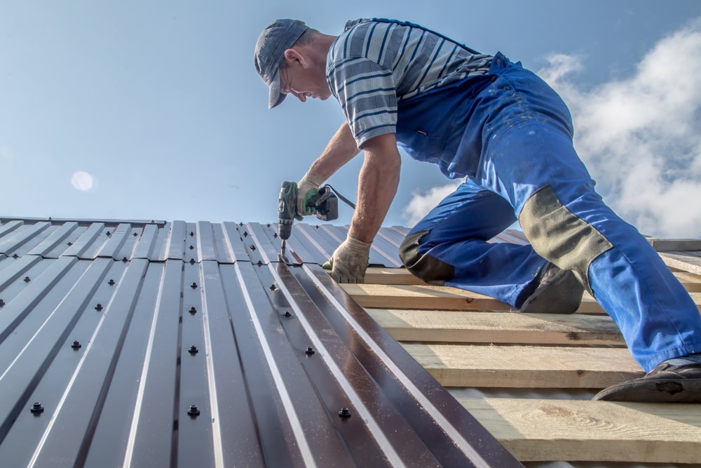Sécurité en hauteur : Les dangers des travaux sur toiture et comment les éviter!